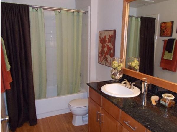 Lakewood - Apartments in Lakewood #039 - Bathroom